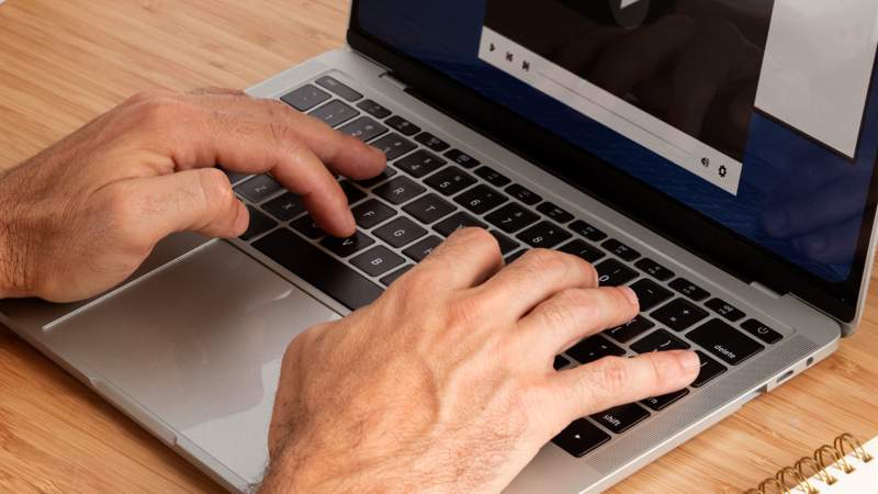 Equipo de residencia de adulto mayor usando sistema digital de gestión
