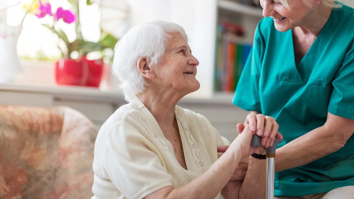 Profesional de salud realizando una evaluación funcional a una persona mayor