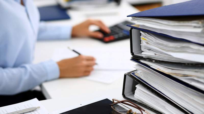 Administradora de ELEAM revisando documentación antes de fiscalización SEREMI